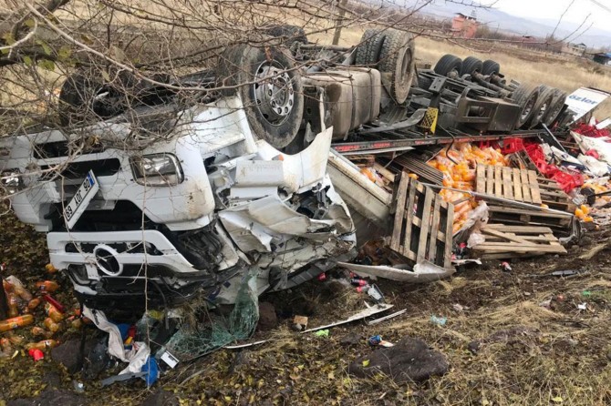 Kola yüklü TIR takla attı