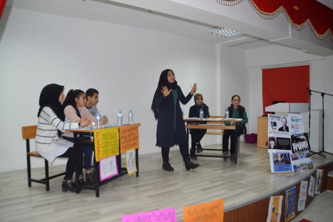 ​Ağrı Türk Telekom Sosyal Bilimler Lisesinde öğrenciler İngilizce münazara yaptılar