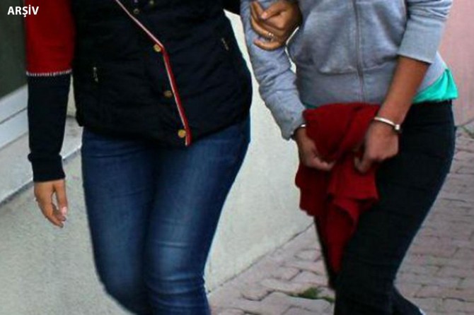 Komşusunun duvarına gebereceksin yazan kadın gözaltına alındı