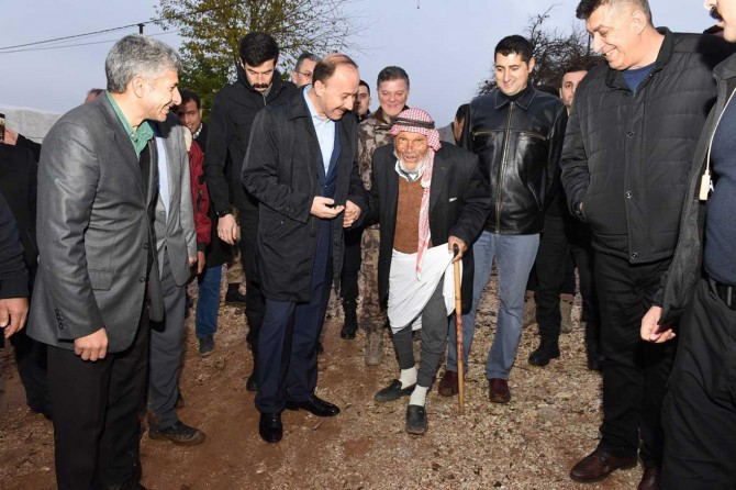 Vali Erin, evini sel basan Mehmet Dede’yi ziyaret etti