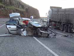 Araç TIR'ın Altına Girdi Foto