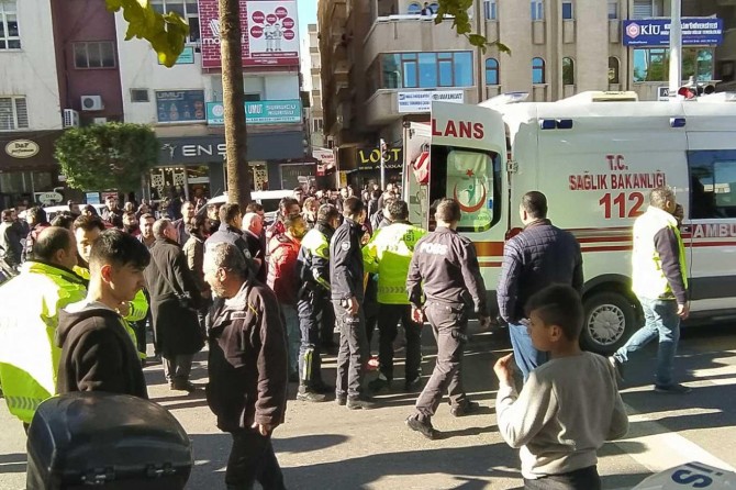 Belediye otobüsü polise çarptı