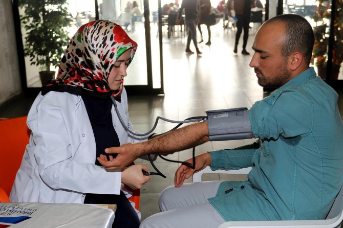 Öğrenciler şeker ve tansiyon ölçümü yaptı