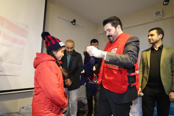 Ağrı'daki öğrencilere kışlık kıyafet yardımı yapıldı