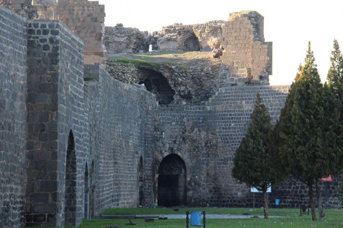 Surlardan taş söküp satmak Diyarbakır tarihine ihanettir