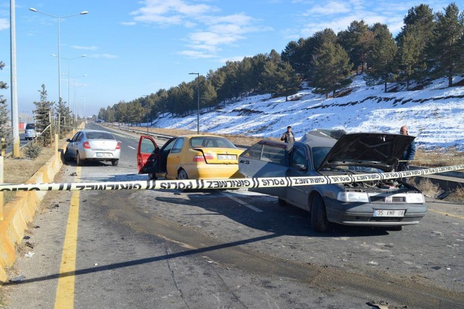 Zincirleme kazada 2 kişi yaralandı