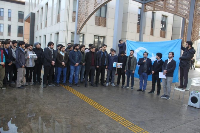 ​Üniversite öğrenciler Doğu Türkistan için basın açıklaması düzenledi