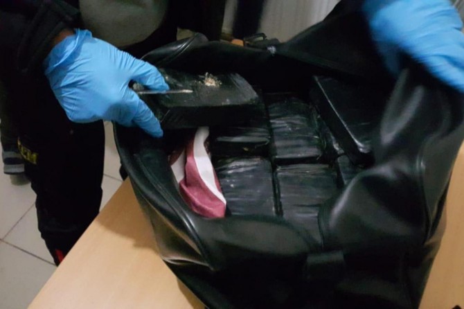 Yolcunun valizinden 10 kilogram eroin çıktı