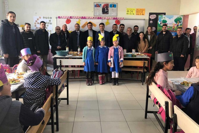 Köy okullarına kırtasiye yardımı