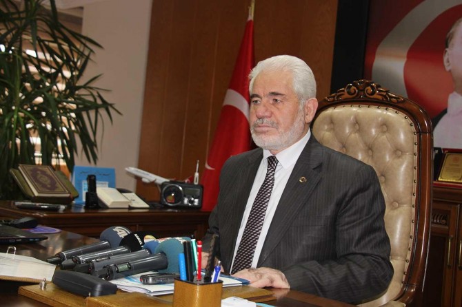 Tabureler üzerinde namaz kılmak camilerin siluetine uymuyor