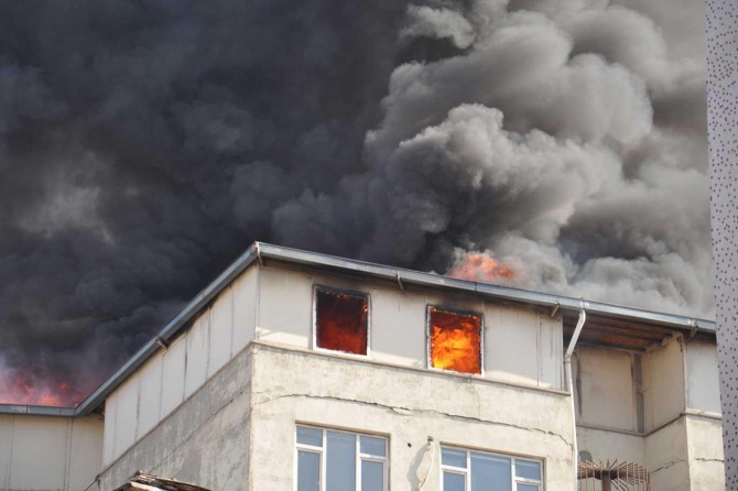 İş merkezinde çıkan yangın paniğe sebep oldu