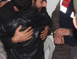 Kelepçeli Ellerle Annesinin Taziyesine Getirildi