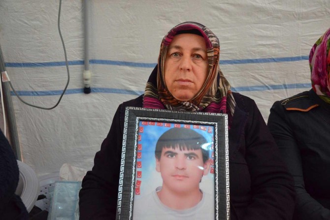 Taş dahi yağsa oğlum gelmeyene kadar buradan gitmeyeceğim