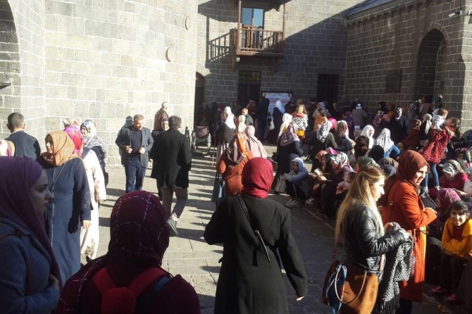 Rehberlik hizmeti verilen camilerde 3 turist Müslüman oldu