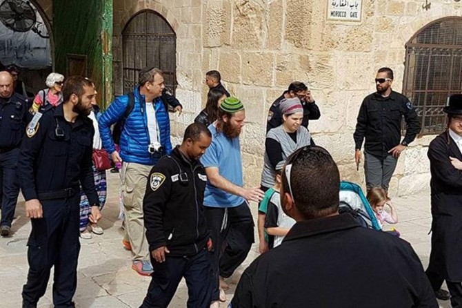 Zionist settlers defile Aqsa Mosque