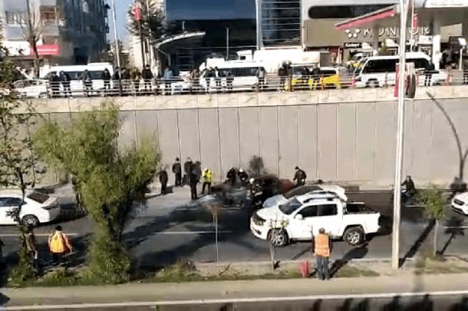 Diyarbakır Diclekent Köprülü Kavşağında seyir halindeki otomobil alev aldı