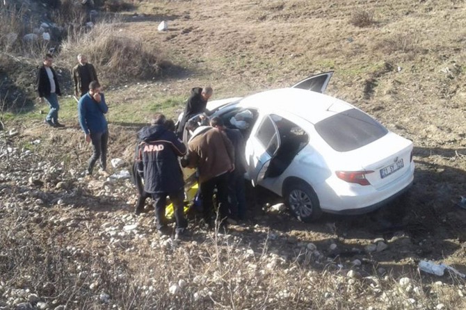 Otomobil şarampole yuvarlandı: Bir yaralı