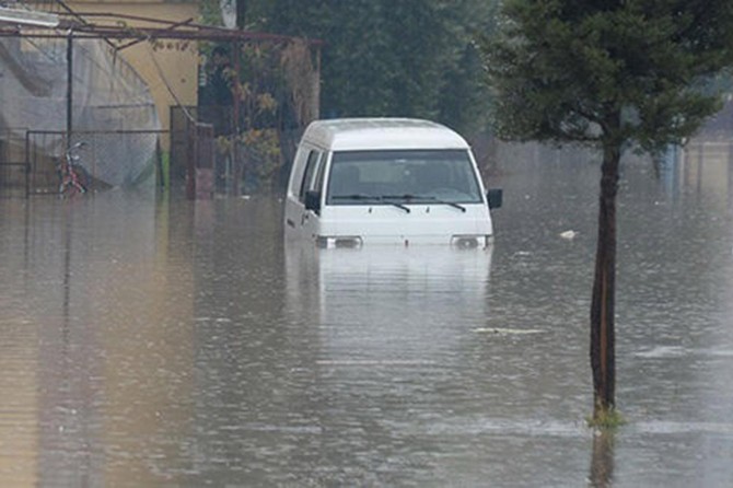 Sele kapılan 2 kişi kayboldu