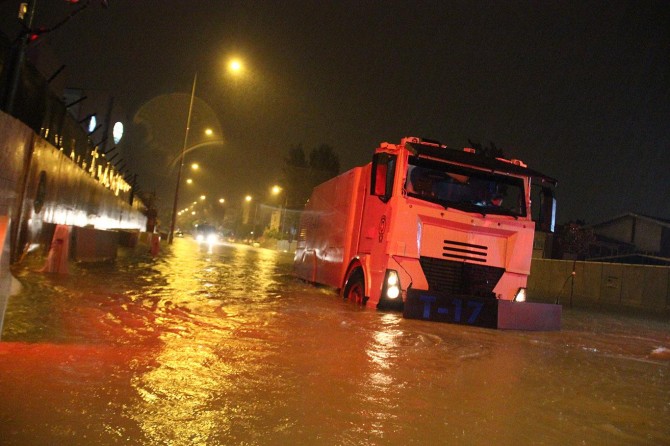 ​Adana'da sağanak nedeniyle kriz merkezi oluşturuldu