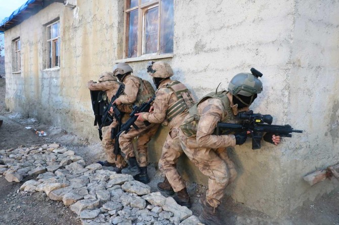 PKK'ye eleman kazandıran 20 kişi gözaltına alındı