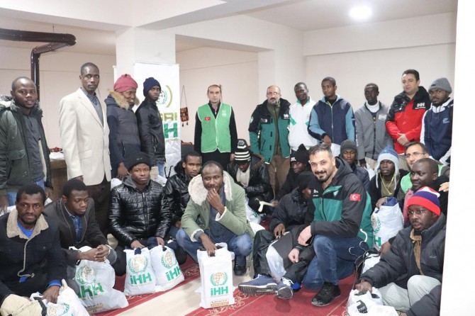 İHH'dan yabancı öğrencilere giyim yardımı