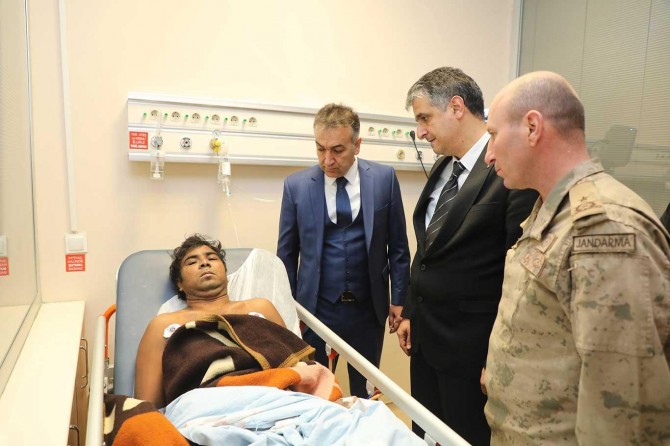 Vali Çağatay, yaralı göçmenleri hastanede ziyaret etti