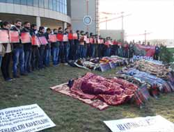 Ağızlarını Bantlayarak Protesto Ettiler