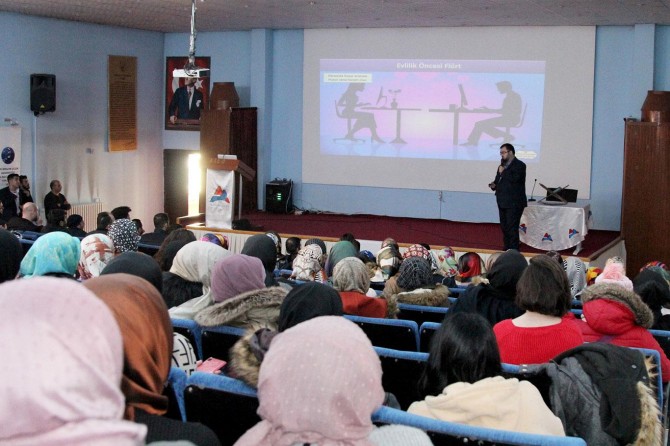 Ağrı'da Aile ve Sosyal Medya'da Mahremiyet konferansı düzenlendi