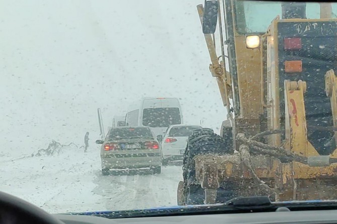 Karacadağ kayak merkezinde onlarca araç mahsur kaldı
