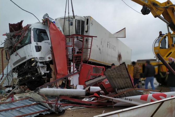 Viranşehir'de kontrolden çıkan TIR markete girdi