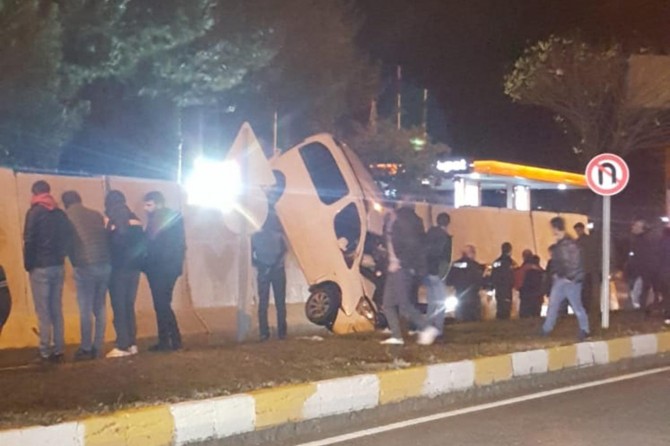 Batman’da kamyonet beton bariyerlerin üzerine çıktı