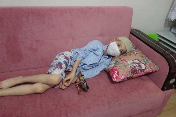 Küçük Serhat beynindeki tümöre yenik düştü