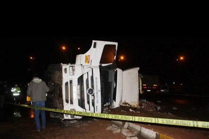 Diyarbakır’da çöp kamyonu devrildi: 1 kişi hayatını kaybetti