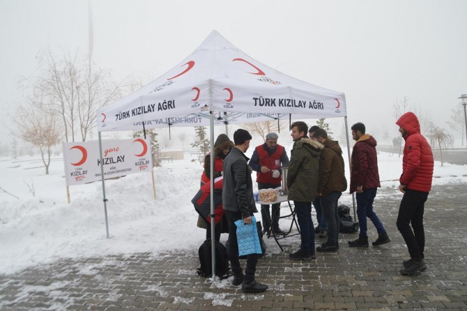 Kızılay'dan öğrencilere çorba ikramı