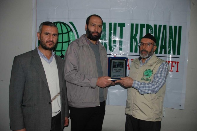 Gana'da su kuyusu açtıran hayırsevere plaket verildi