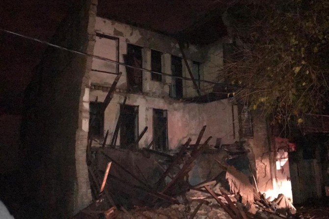 3 katlı tarihi metruk bina çöktü
