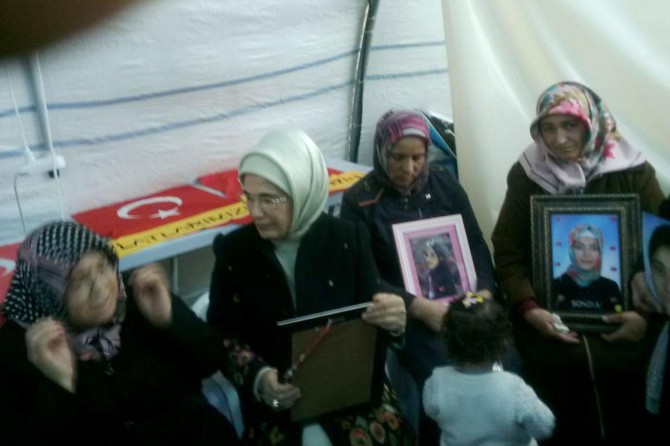 Emine Erdoğan, evlat nöbetindeki aileleri ziyaret etti