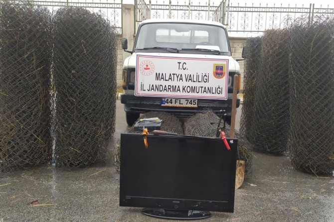 Yeşilyurt’ta hırsızlar çaldıkları malzemeler ile birlikte yakalandı