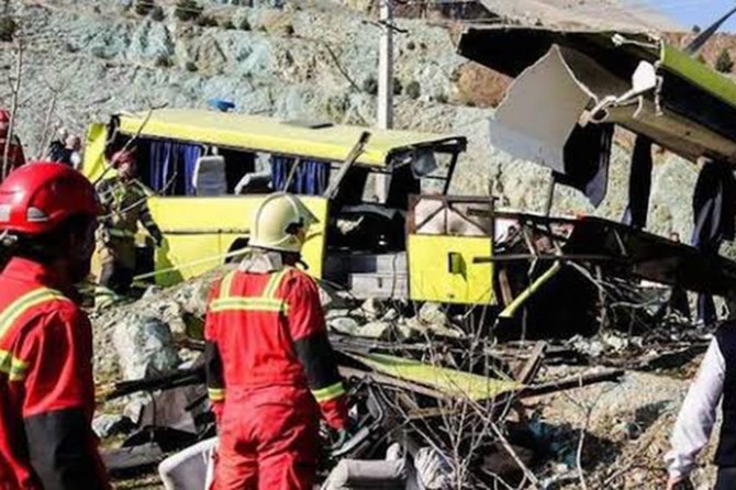 İran'da otobüs kazası:10 Ölü