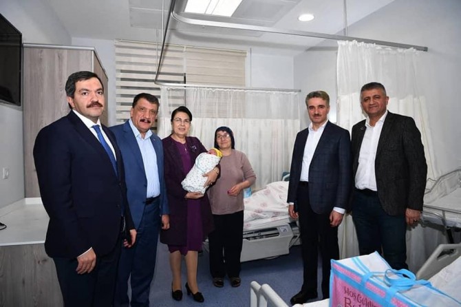 Malatya’da 2020 yılının ilk bebeği Azra oldu