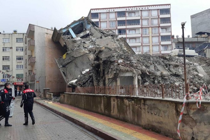 Kontrolsüz bina yıkımında faciadan dönüldü