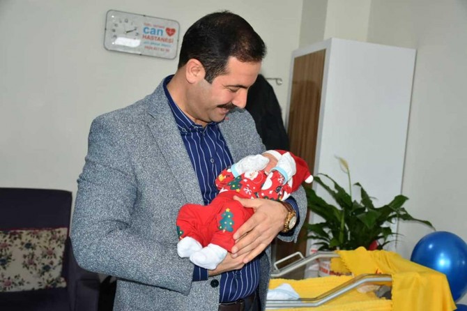 Tatvan Belediye Başkanı yeni yılın ilk bebeğini ziyaret etti
