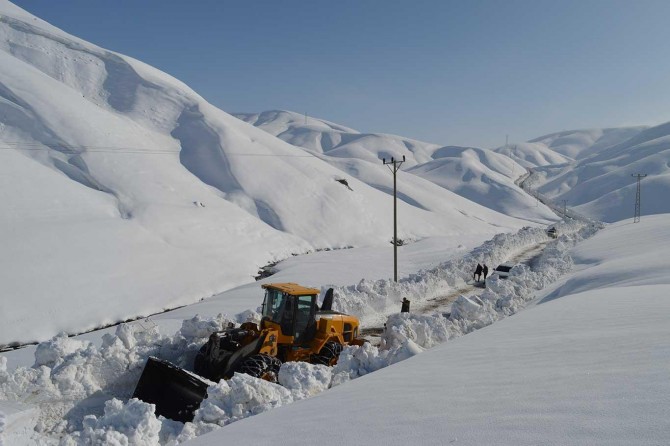 Bitlis'te kar yağışı nedeniyle 50 köye ulaşım sağlanamıyor
