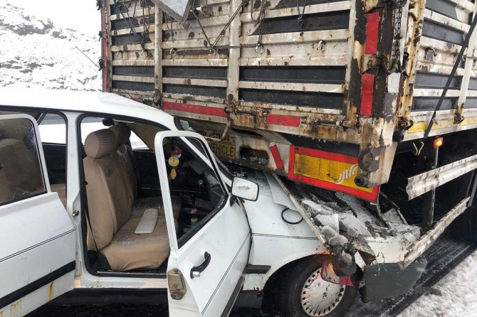 Kaygan yol kazaya neden oldu: 4 yaralı