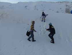 Bitlis'te Kimi Poşetle Kimi Baklava Tepsisiyle Kayıyor