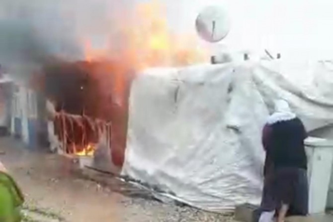 Depremzedenin kaldığı konteynırda yangın