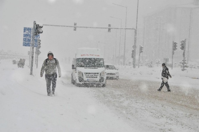 Doğu Anadolu'da 317 yerleşim birimi ulaşıma kapandı