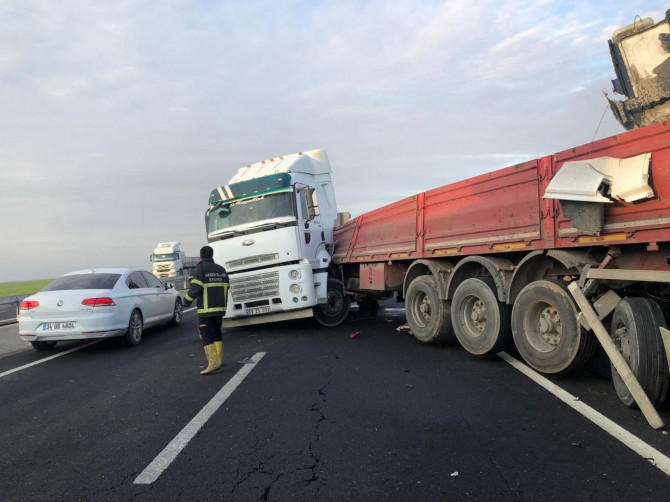 İpekyolu'nda 2 TIR çarpıştı: Bir yaralı