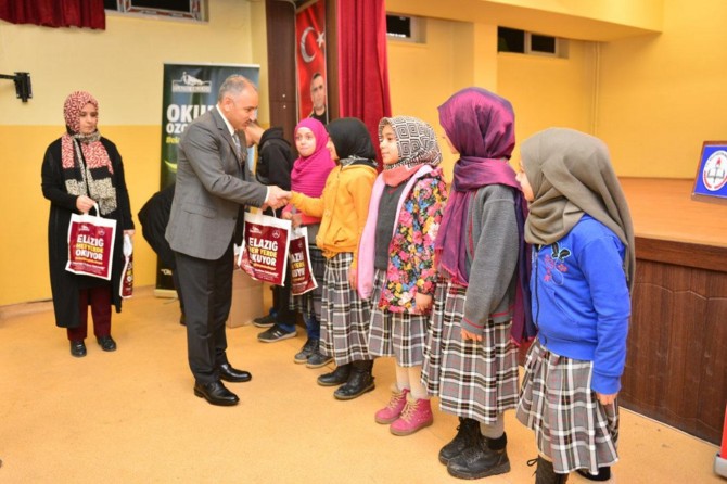 Okuma alışkanlığı kazandırmak için kitap dağıtıldı