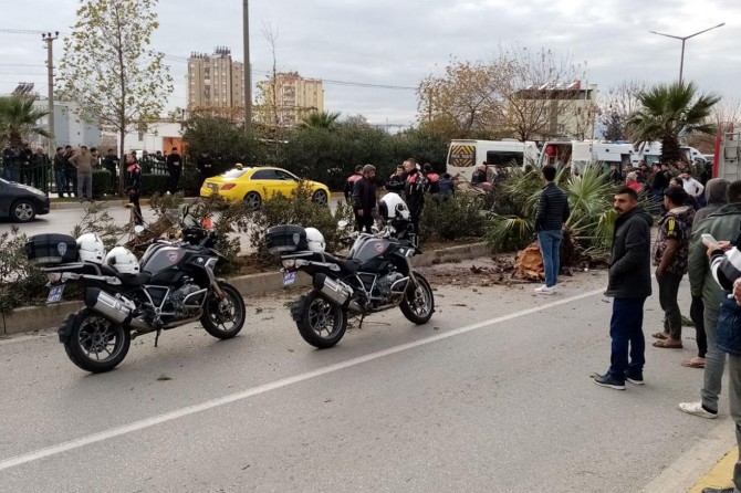 Refüje çarparak takla atan otomobil kazasında 3 kişi yaralandı
